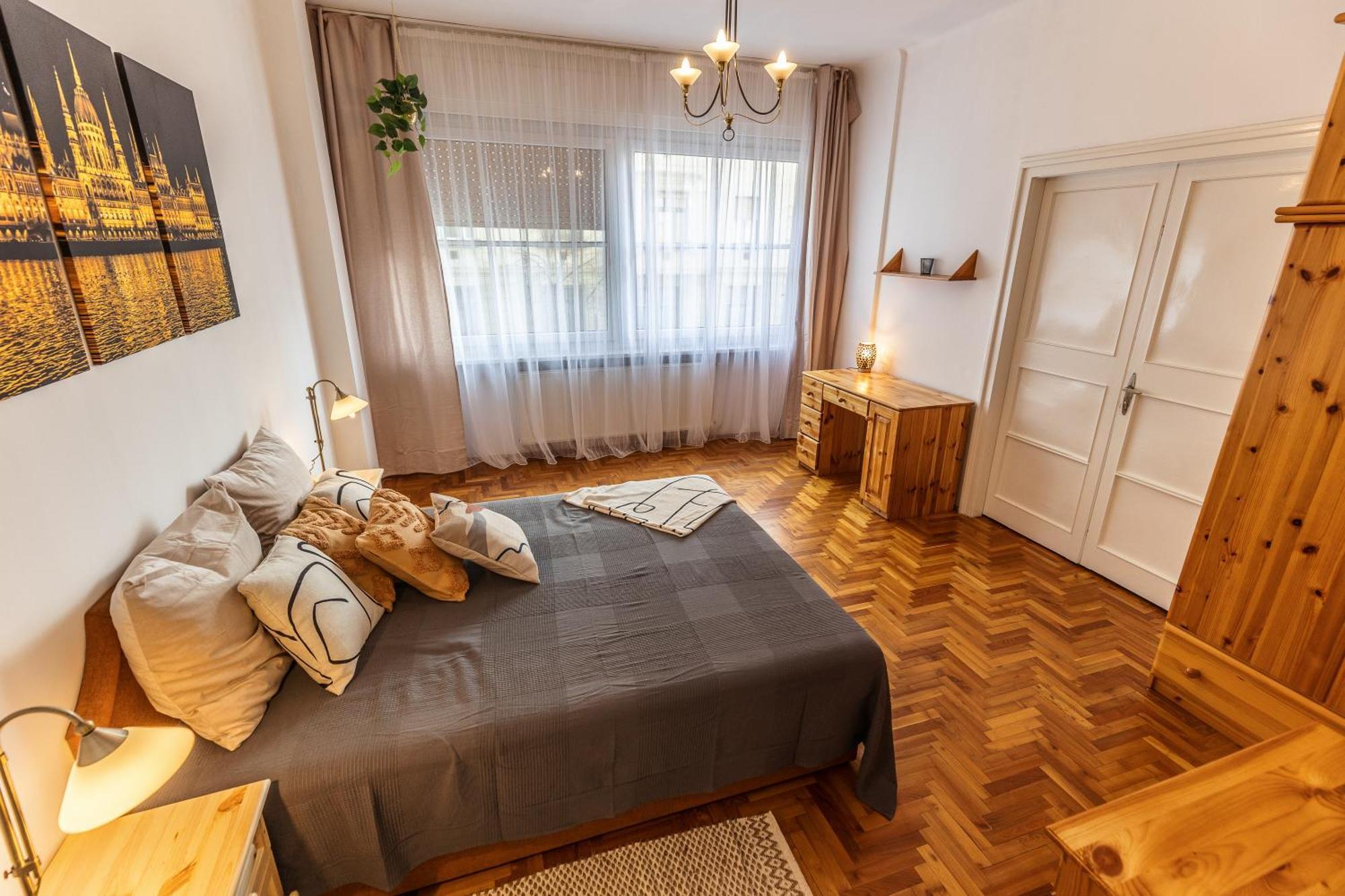 Bright & Spacious Riverside Apartment With Balcony Budapest Esterno foto