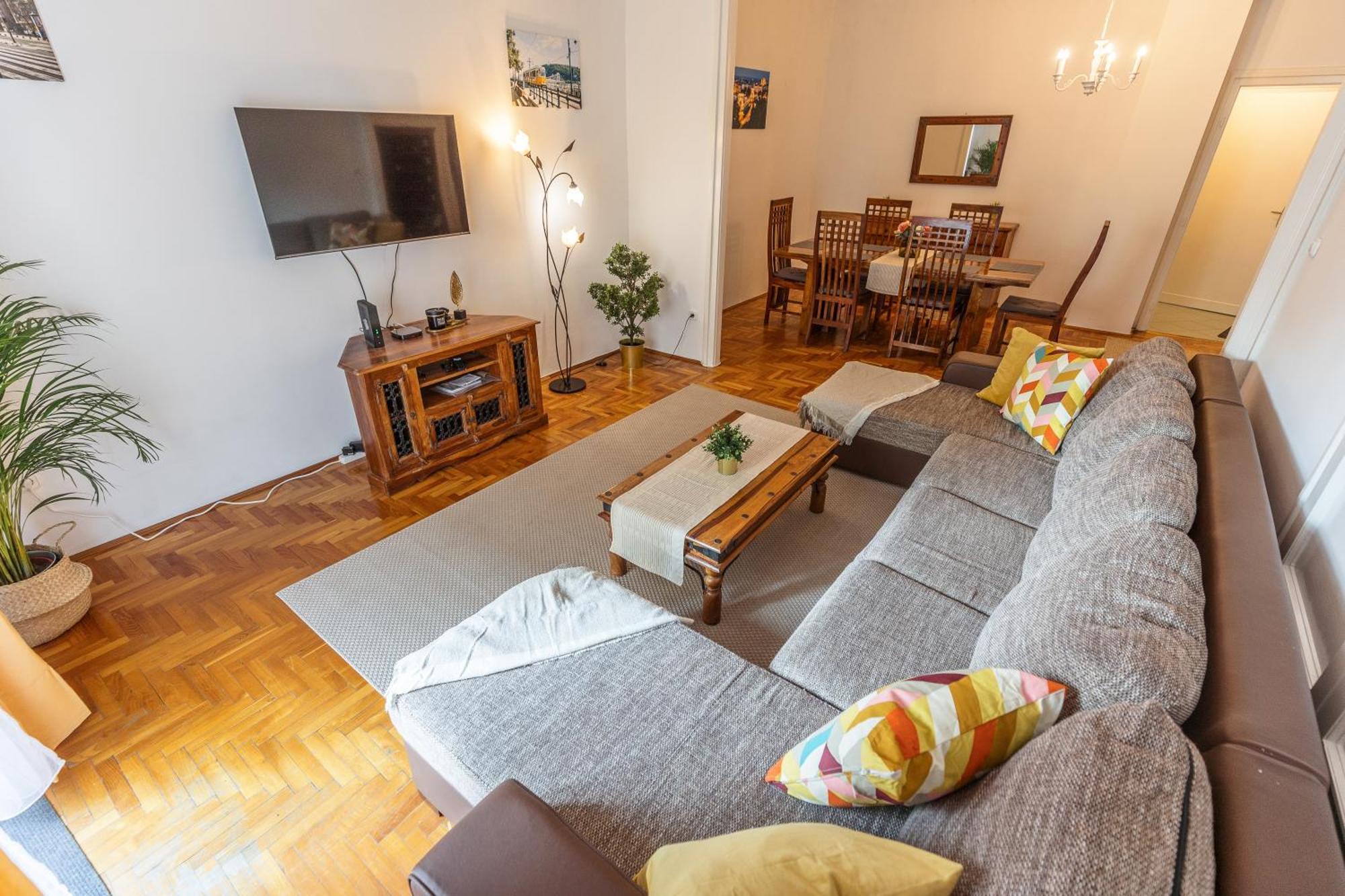 Bright & Spacious Riverside Apartment With Balcony Budapest Esterno foto