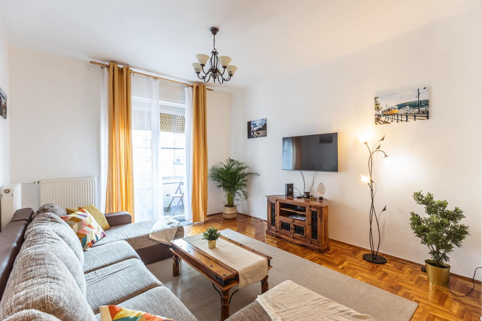 Bright & Spacious Riverside Apartment With Balcony Budapest Esterno foto