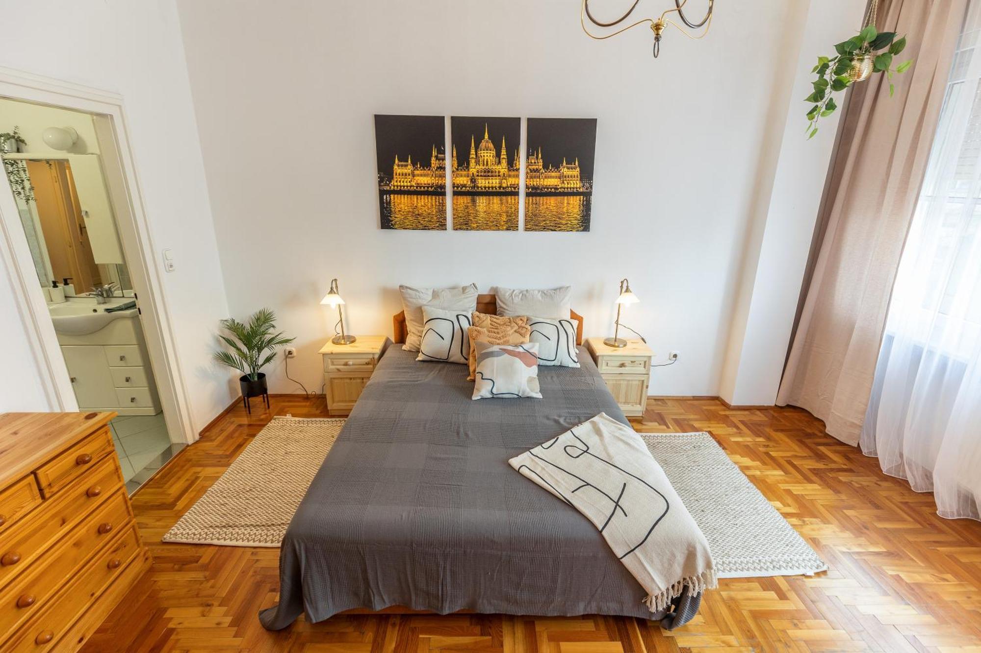 Bright & Spacious Riverside Apartment With Balcony Budapest Esterno foto