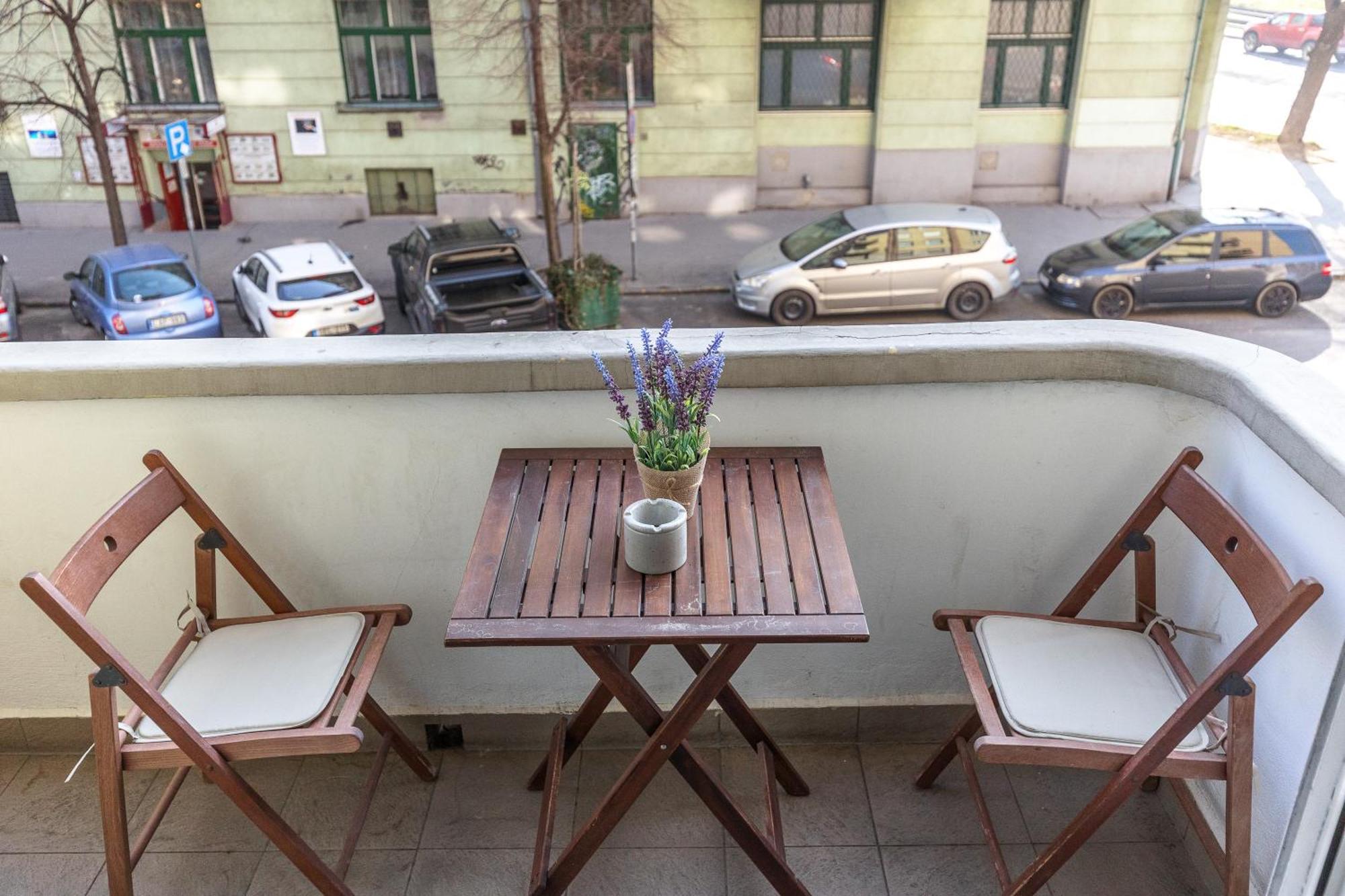 Bright & Spacious Riverside Apartment With Balcony Budapest Esterno foto
