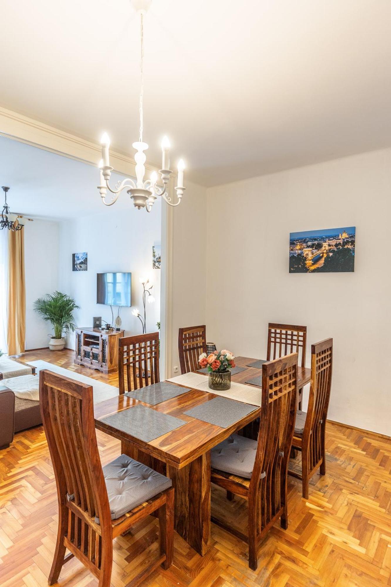 Bright & Spacious Riverside Apartment With Balcony Budapest Esterno foto