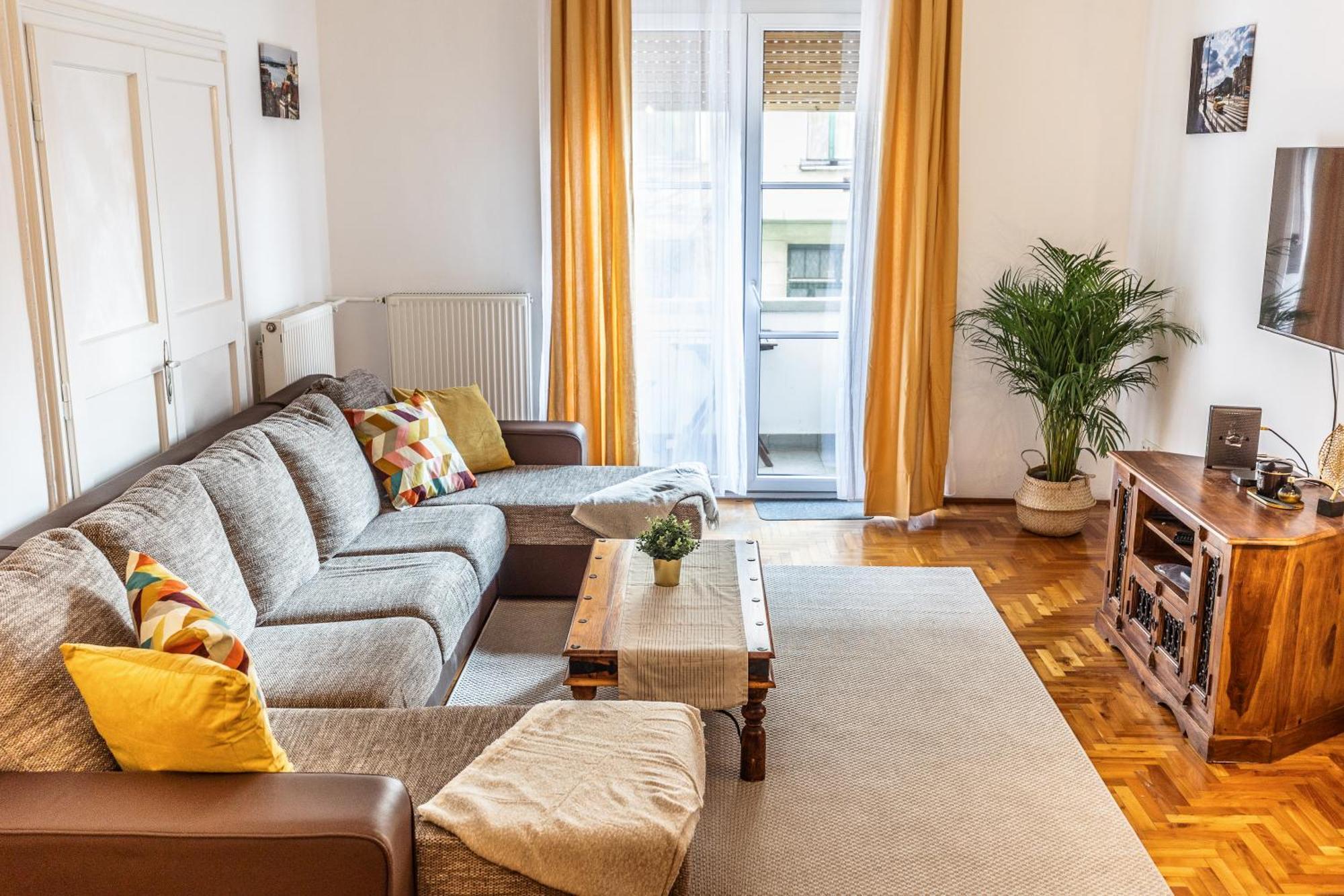 Bright & Spacious Riverside Apartment With Balcony Budapest Esterno foto