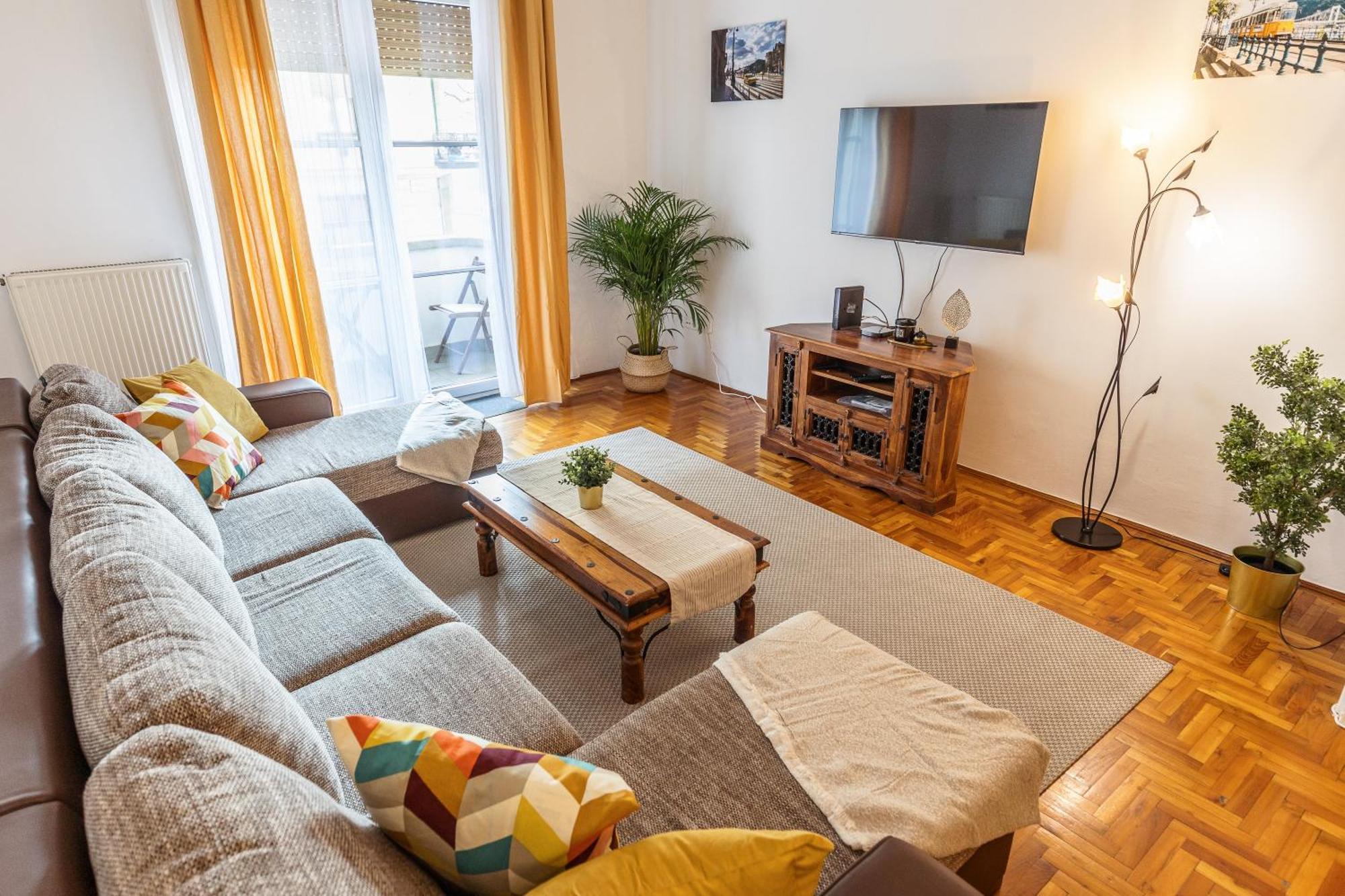 Bright & Spacious Riverside Apartment With Balcony Budapest Esterno foto